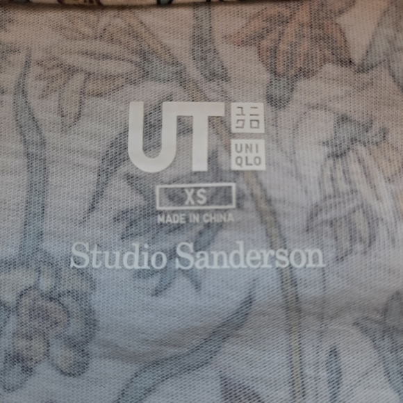 Uniqlo ut floral print white t-shirt size xs - Picture 5 of 7